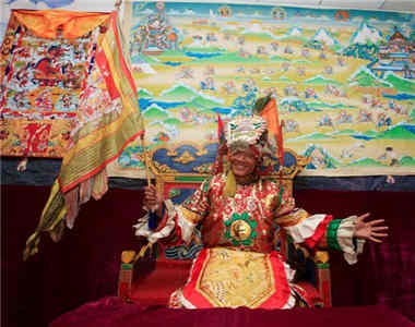 ༄༅།། འཛམ་གླིང་ཐོག་དཀོན་པའི་བབས་སྒྲུང་མཁས་ཅན་རྣམས་ཀྱི་ངོ་མཚར་ཆེ་བའི་ཁྱད་ཆོས་ལ་དཔྱད་པ།