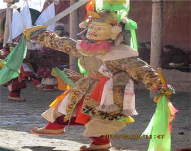 ༄༅།། གླིང་གེ་སར་གྱི་སྣང་བརྙན་གར་སྟེགས་སུ་འཁྲབ་པའི་ལོ་རྒྱུས་ཀྱི་ཐོག་མ་རྫོགས་ཆེན་དགོན་ནས་བྱུང་བ།