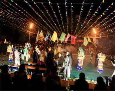 གླུ་གར་བང་མཛོད་ཁྲོད་ཀྱི་འོད་དུ་འཚེར་བའི་ནོར་བུ་སྟེ་གླིང་བྲོ།