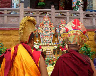 རོང་བོ་དགོན་པའི་འཆམ་གྱི་སྟངས་སྟབས་དང་སྒྱུ་རྩལ་གྱི་སྐོར་བཤད་པ།