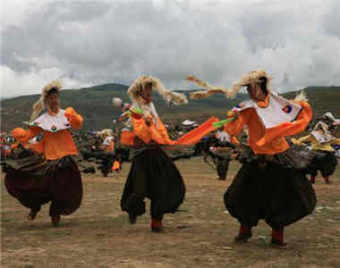 ཨ་ཅེ་ལྷ་མོ་ཞེས་བོད་དུ་དར་ཁྱབ་ཆེ་བའི་ཟློས་གར་གྱི་བྱུང་ཚུལ་སྐོར་རགས་ཙམ་གླེང་བ།