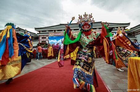 ༄༅། །འཆམ་གྱི་ཐུན་མིན་སྒྱུ་རྩལ་གྱི་ཁྱད་ཆོས་རོབ་ཙམ་གླེང་བ།