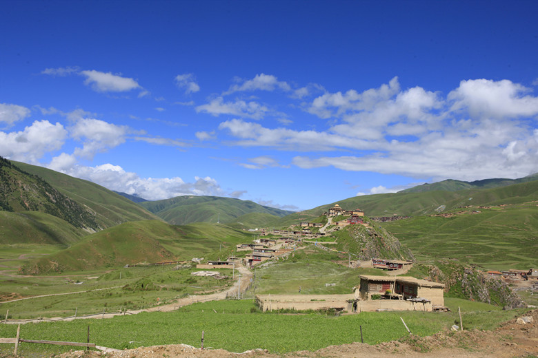 ༄༅། །གསེར་ཐར་ཡུལ་གྱི་གླིང་གེ་སར་རྒྱལ་པོའི་གནའ་ཤུལ་ཟུར་ཙམ་གླེང་བ།