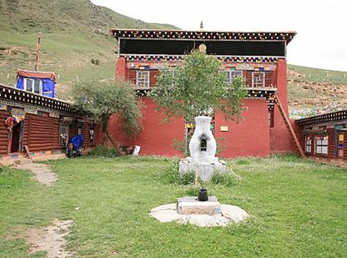 ༄༅།། ཁམས་ཨ་ཕྱུག་གི་འཛམ་གླིང་གེ་སར་རྒྱལ་པོའི་ལྷ་ཁང་གི་ལོ་རྒྱུས་རགས་ཙམ་གླེང་བ།