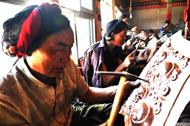 ༄༅།། ཀརྨ་རྒྱུད་ཀྱི་ལྷ་སྐུ་རྡུང་བཟོའི་ལག་རྩལ།    