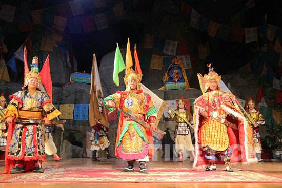 ༄༅།། གེ་སར་སྐུ་ན་ཕྲ་དུས་ཁྲི་ཀར་བཞུགས་མྱོང་མིན་སྐོར་གླེང་བ།