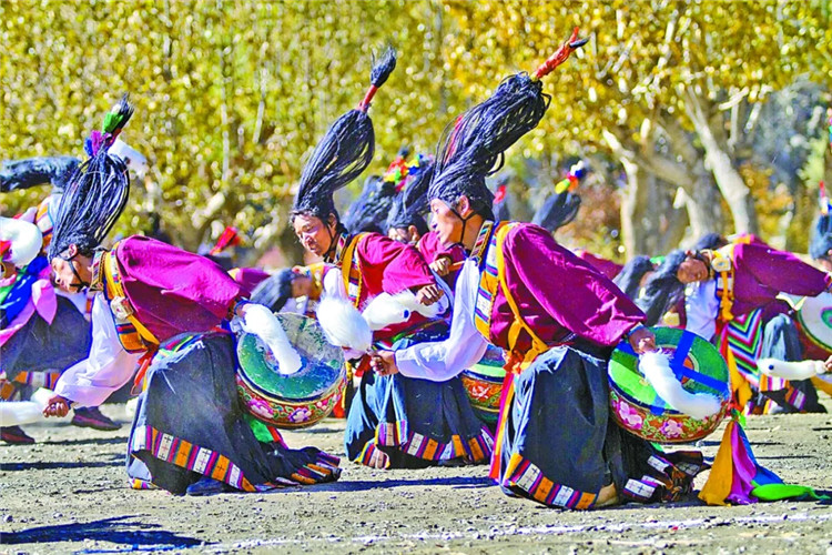 ༄༅།།ལོ་ངོ་1300ལྷག་ཙམ་གྱི་ལོ་རྒྱུས་ལྡན་པའི་འཇུ་བྲོ།