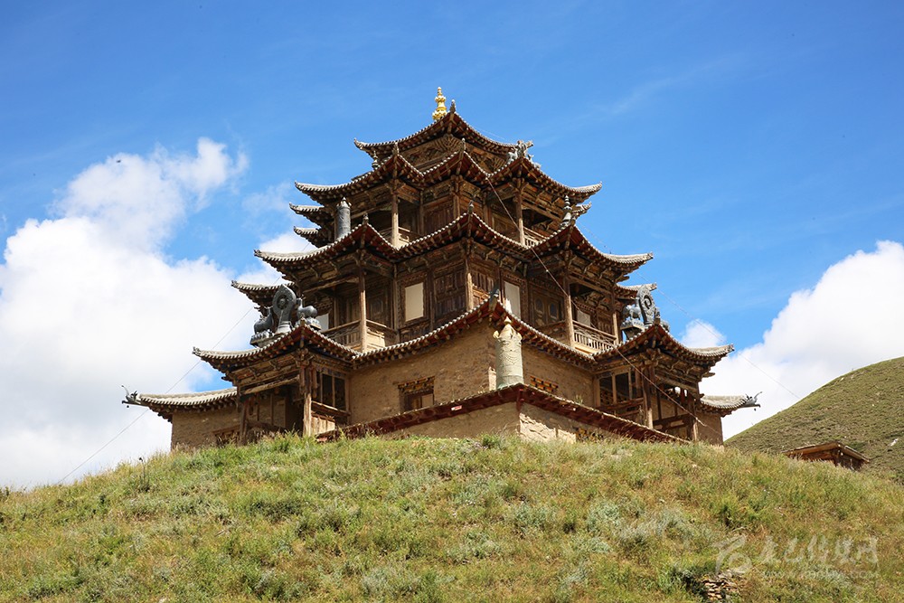 ༄༅།།གླིང་གི་རྗེས་ཤུལ་བཙལ་བ་ལས། འོམ་བུ་ཨ་ནུ་དཔའ་སེང་གི་སྐུ་མཁར།
