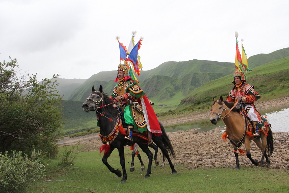 ༄༅།།གེ་སར་རྟ་འཆམ་གྱི་རྒྱུད་འཛིན་པ་ཚེ་རིང་དཔལ་ལྡན།