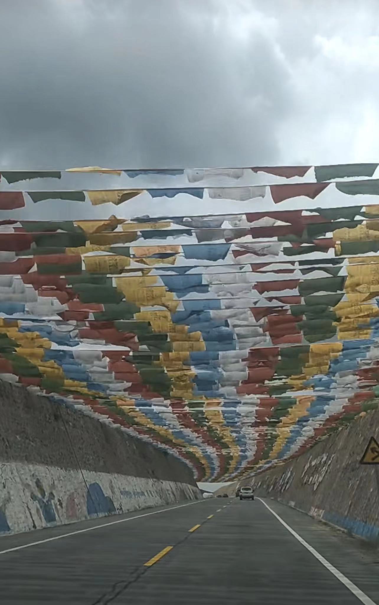 ༄༅།།འབྲུག་མོས་ས་དཔྱད་ཀྱི་གླུ་འདི་ལྟར་བླངས་སོ།