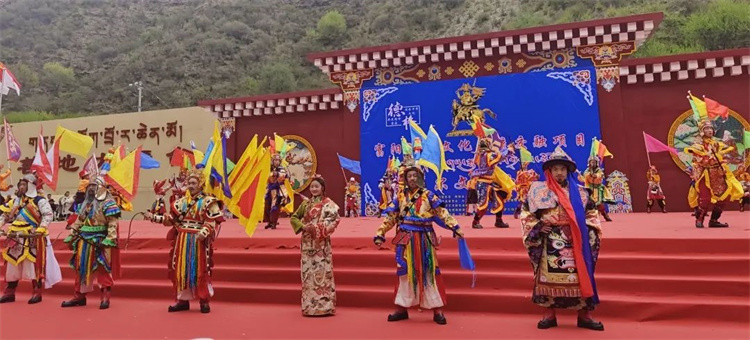 ༄༅།།གེ་སར་རྒྱལ་པོའི་འཁྲུངས་ཡུལ་དུ་གེ་སར་རིག་གནས་ཀྱི་གཟི་འོད་འཕྲོས།